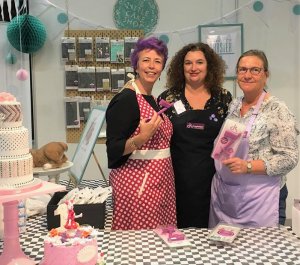 Drageekiss clients in cake event 300x265 1