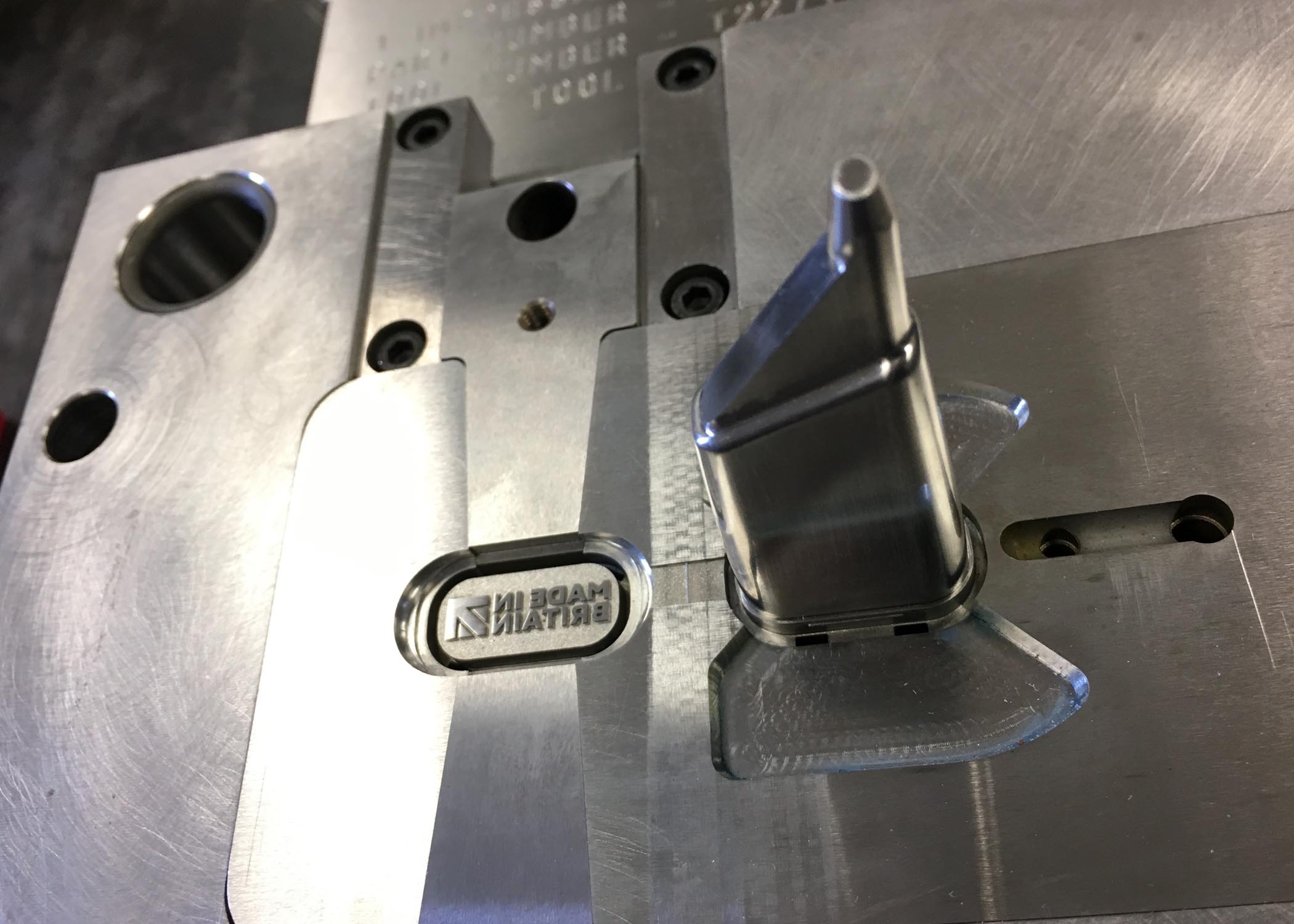 Drageekiss cake pearl applicator product design manufacturing